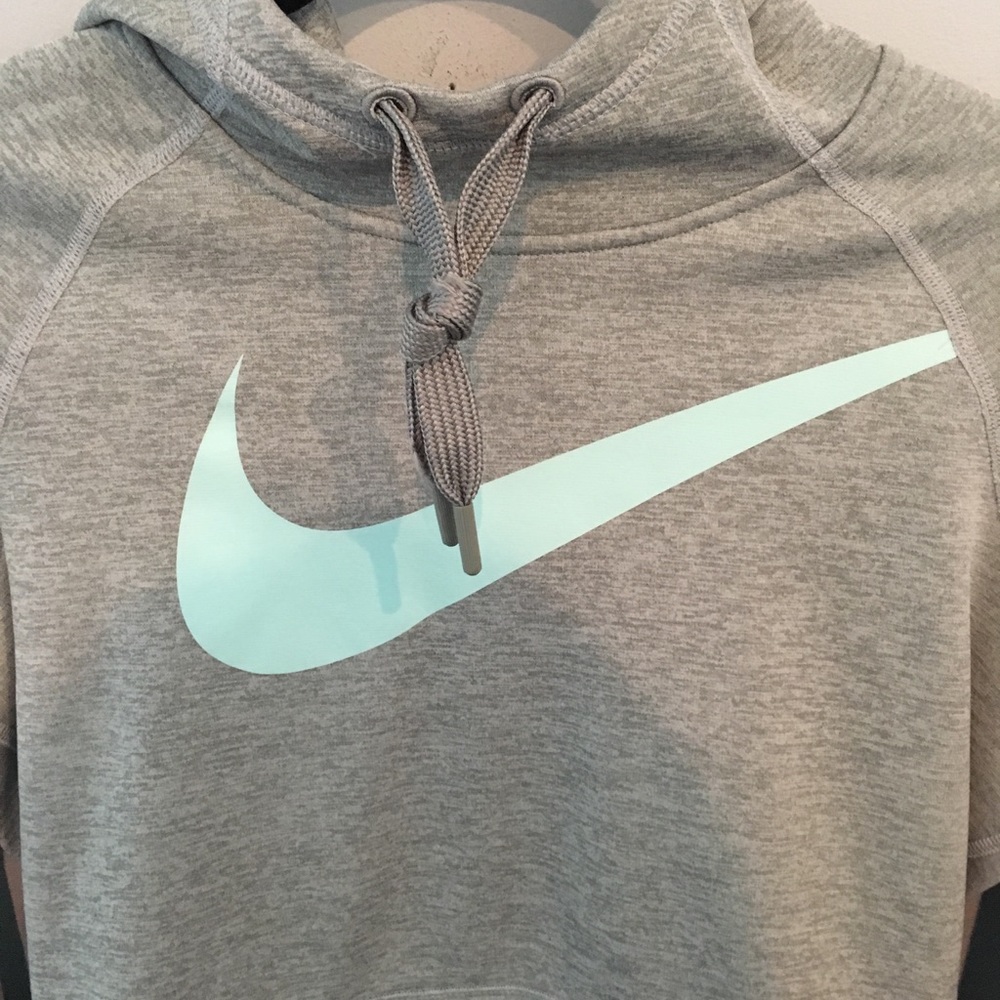 Nike women’s hoodie. - Picture 3 of 4